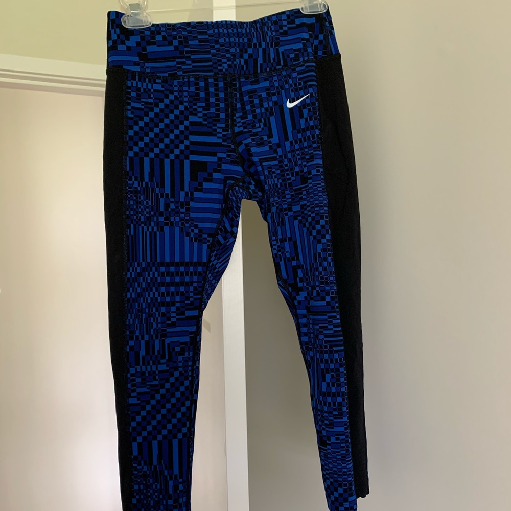 Medium EUC Nike Capri tights leggings